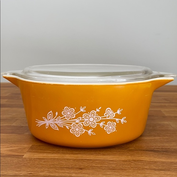 Pyrex butterfly gold casserole dish - Picture 1 of 11